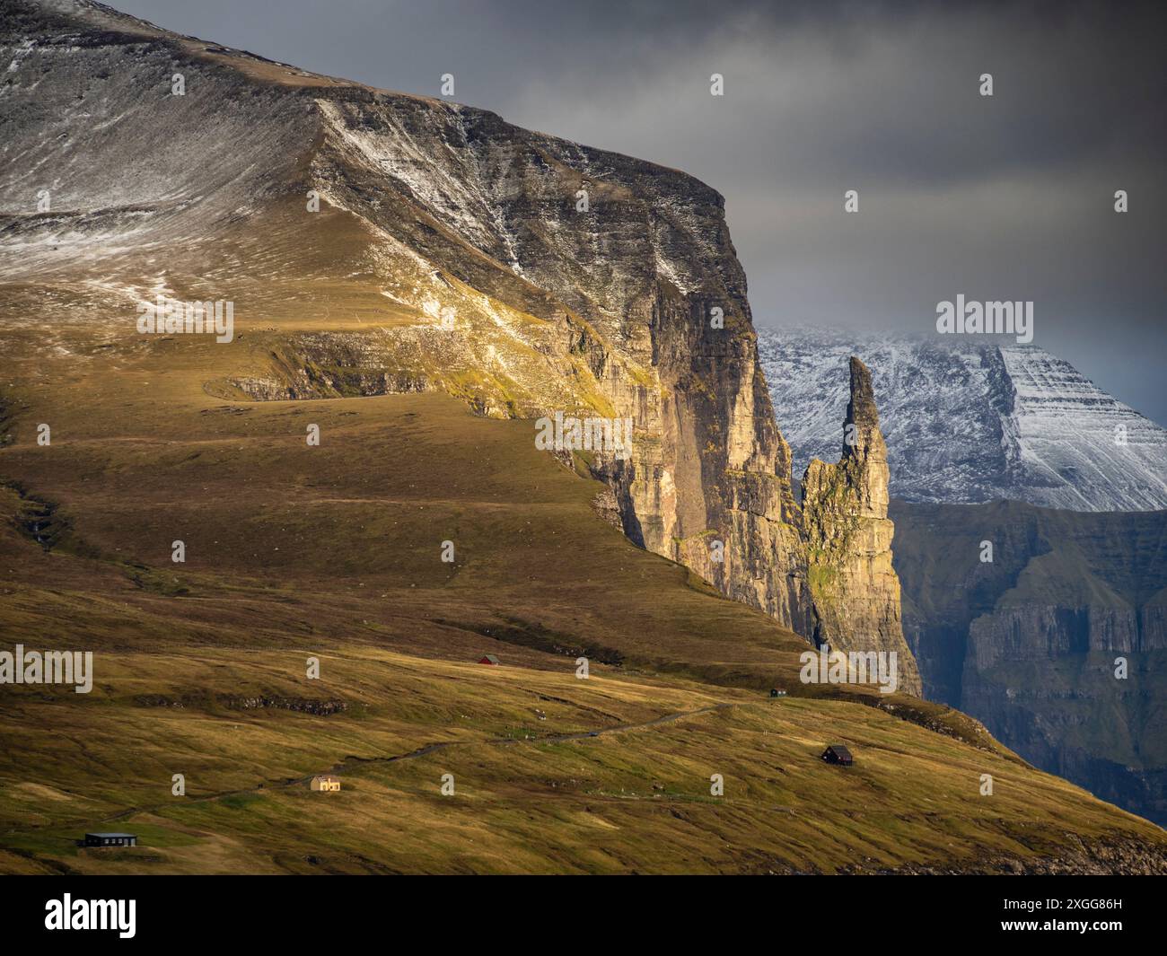 Il dito della strega (Trollkonufingur), Isole Faroe, Danimarca, Nord Atlantico, Europa Foto Stock