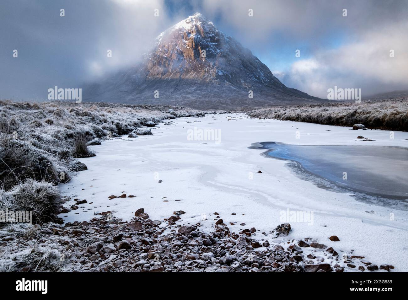 Fiume coperto di ghiaccio Etive sostenuto da Stob Dearg (Buachaille Etive Mor) in inverno, Rannoch Moor, Argyll e Bute, Highlands scozzesi, Scozia, Kin Unita Foto Stock