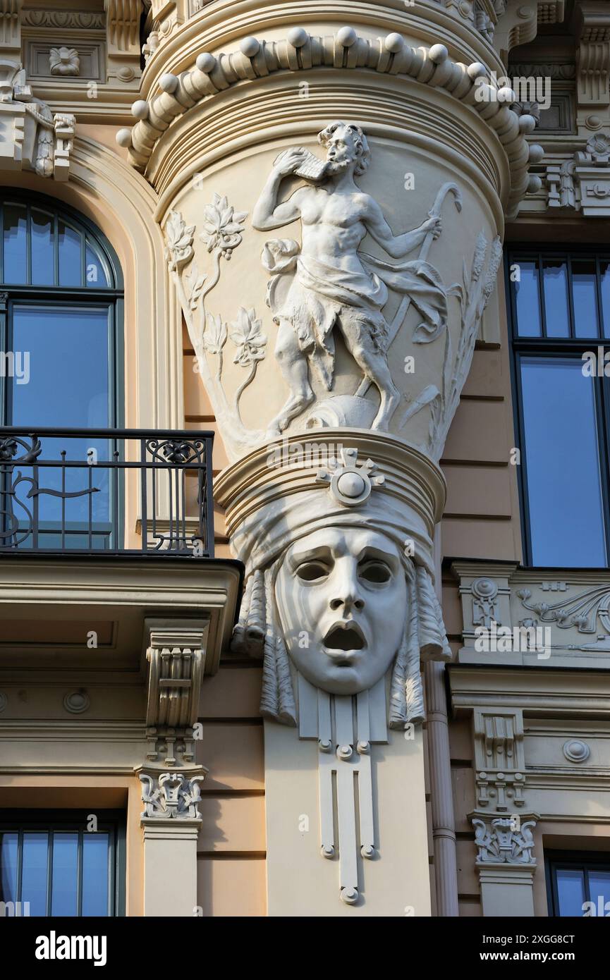 Dettaglio della facciata dell'edificio Art Nouveau in Albert Street, opera dell'architetto Mikhail Eisenstein, sito Patrimonio dell'Umanità dell'UNESCO, riga, Lettonia, Baltico Foto Stock