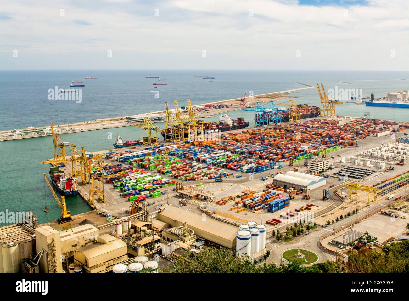 Vista del porto di Barcellona dal castello di Montjuic, antica fortezza militare sul monte Montjuic, con vista sulla città, Barcellona, Catalogna, Spagna, Euro Foto Stock