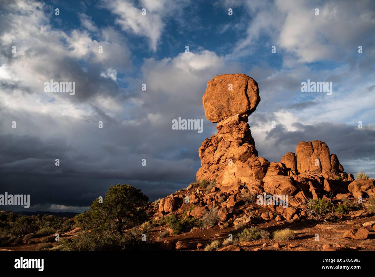 Roccia equilibrato nel Parco Nazionale di Arches, Utah Foto Stock