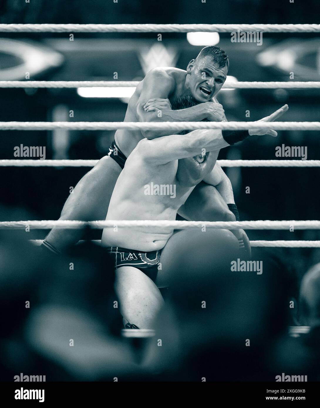 La Superstar WWE Gunther mette Sheamus in un headlock al Clash at the Castle di Cardiff, Galles, il 3 settembre 2022 Foto Stock