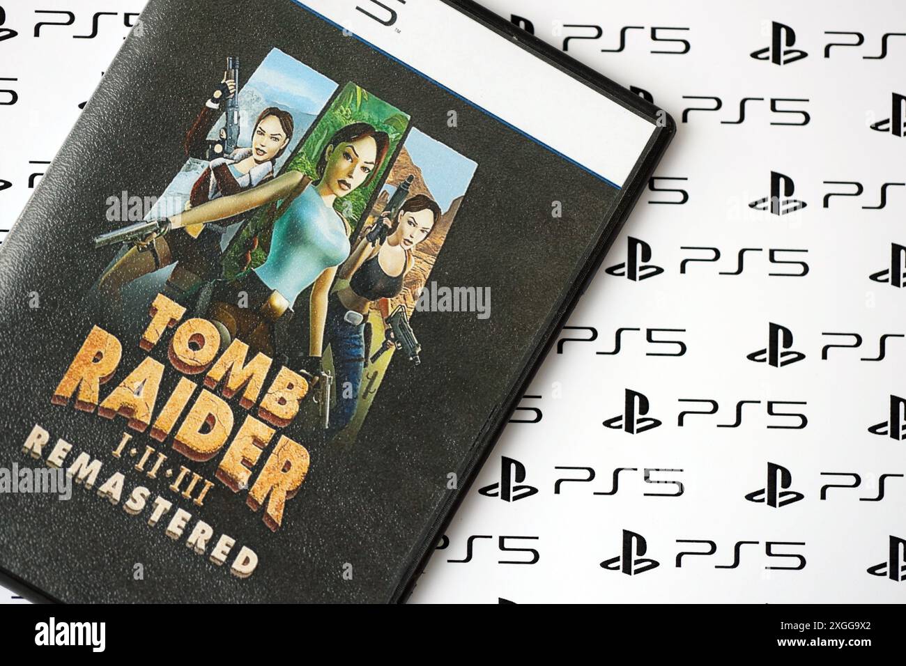 KIEV, UCRAINA - 26 GIUGNO 2024 Tomb Raider 1-2-3 Remastered PS5 videoludico per console di gioco. Primo piano su un disco di videogiochi molto popolare Foto Stock