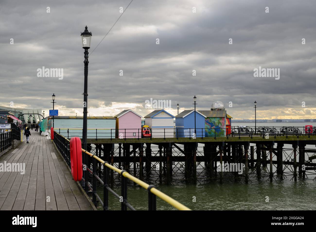 16 febbraio 2024: Bancarelle di cibo per capanne sulla spiaggia deserta sul molo di Southend in un giorno d'inverno. Foto Stock