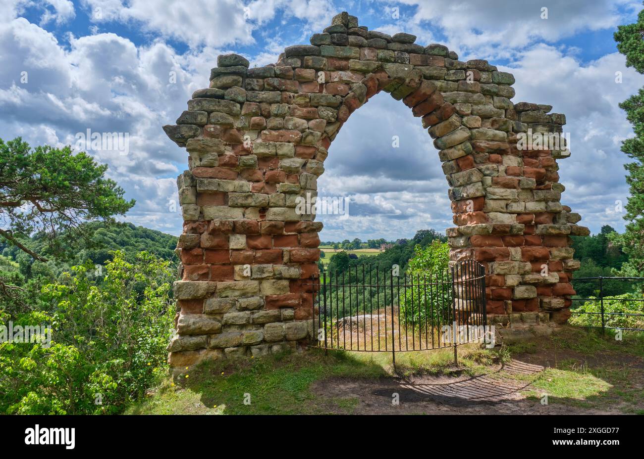 The Grotto Arch on Grotto Hill a Hawkstone Follies, Hawkstone Park, Weston-under-Redcastle, Shrewsbury, Shropshire Foto Stock