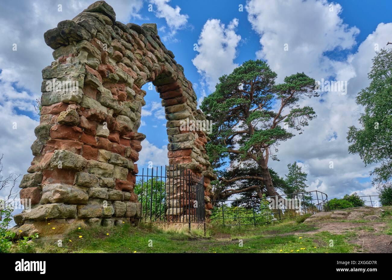 The Grotto Arch on Grotto Hill a Hawkstone Follies, Hawkstone Park, Weston-under-Redcastle, Shrewsbury, Shropshire Foto Stock