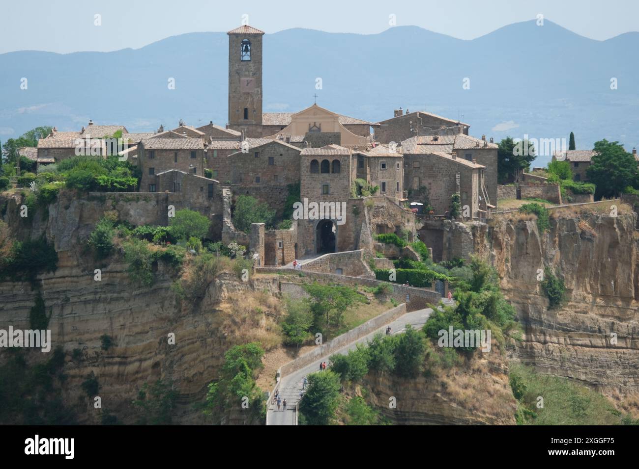 Vista sull'antico villaggio di Civita di Bagnoregio, provincia di Viterbo, regione Lazio, Italia. Civita di Bagnoregio fu fondata dagli Etruschi Foto Stock