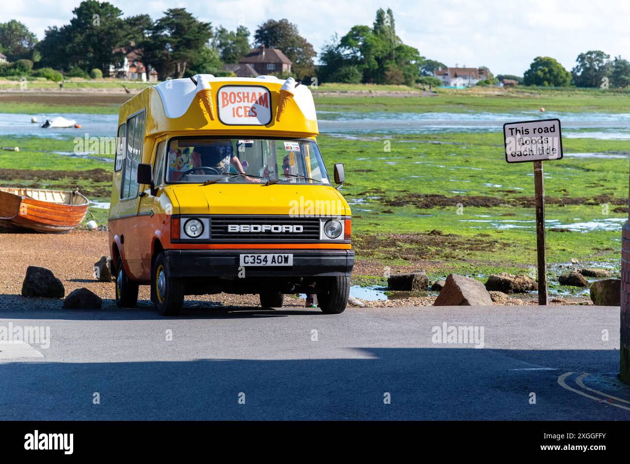 Gelateria in bassa marea nel villaggio sul porto di Bosham, Chichester Harbour, Sussex. Durante le maree primaverili, questa zona è allagata sulla strada Foto Stock