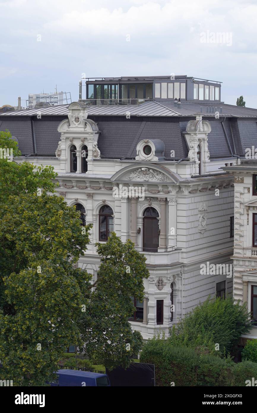 Ein moderner Dachaufbau auf der denkmalgeschützten Villa Frerichs am Bremer Osterdeich aufgenommen aus einer Gondel eines Riesenrads auf dem benachbarten Freiluftkulturfestival Breminale 2024. DAS Gebäude am Rande der Weser wurde zwischen 1882 und 1884 nach Plänen von Johann Georg Poppe für den Baumwollkaufmann Adolf Frerichs erbaut, im Stil der Neorenaissance. 1992 wurde es zeitweise von den Scientologen genutzt. *** Una moderna struttura a tetto sulla storica Villa Frerichs a Bremens Osterdeich presa da una gondola di una ruota panoramica presso il vicino festival culturale all'aperto Breminale 2024 Foto Stock