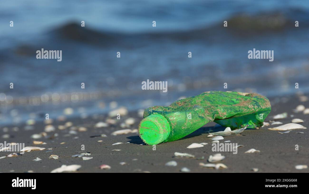 Primo piano di rifiuti di plastica incagliati a terra Foto Stock