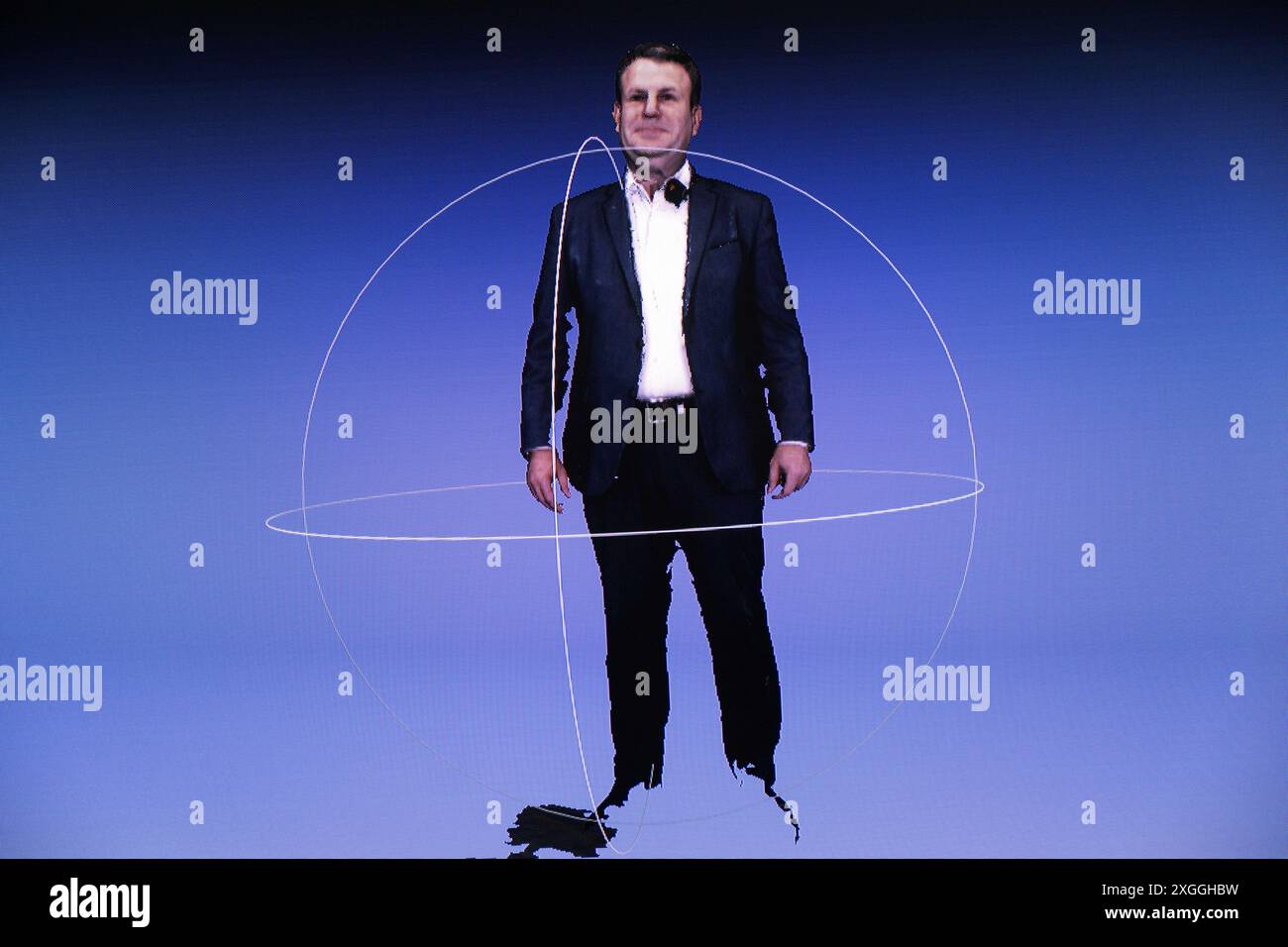 9 luglio 2024, Baden-Württemberg, Tübingen: Un'immagine del ministro federale del lavoro Hubertus Heil (SPD) può essere vista su uno schermo di un body scanner 4D in un laboratorio del Max Planck Institute for Intelligent Systems dopo che Heil si era fatto scansionare come parte di una dimostrazione. Heil visitò l'istituto come parte del suo viaggio estivo. Foto: Marijan Murat/dpa Foto Stock
