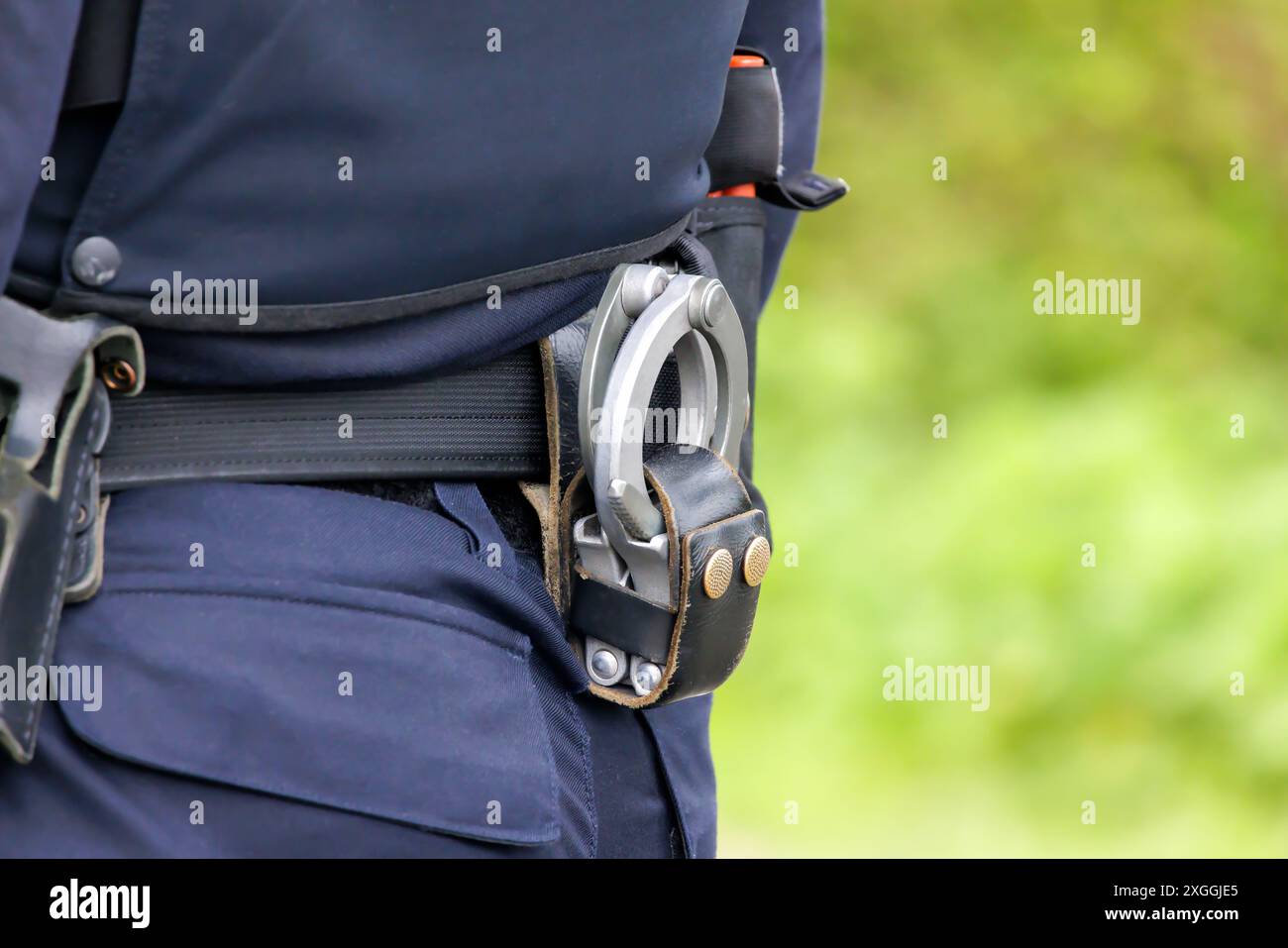 Primo piano di un'uniforme della polizia olandese con manette nei Paesi Bassi Foto Stock