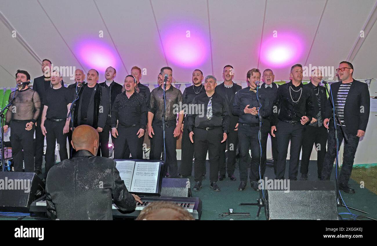 CORO MASCHILE GAY DI LONDRA AL CHESIL ROCKS DORSET 2024 Foto Stock