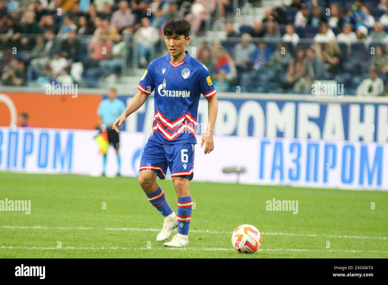 San Pietroburgo, Russia. 8 luglio 2024. Hwang in-beom (6) di Crvena Zvezda visto in azione durante la partita di calcio della Winline Summer Cup tra Zenit San Pietroburgo e Crvena Zvezda alla Gazprom Arena. Punteggio finale: Zenit 1:2 Crvena Zvezda. Credito: SOPA Images Limited/Alamy Live News Foto Stock