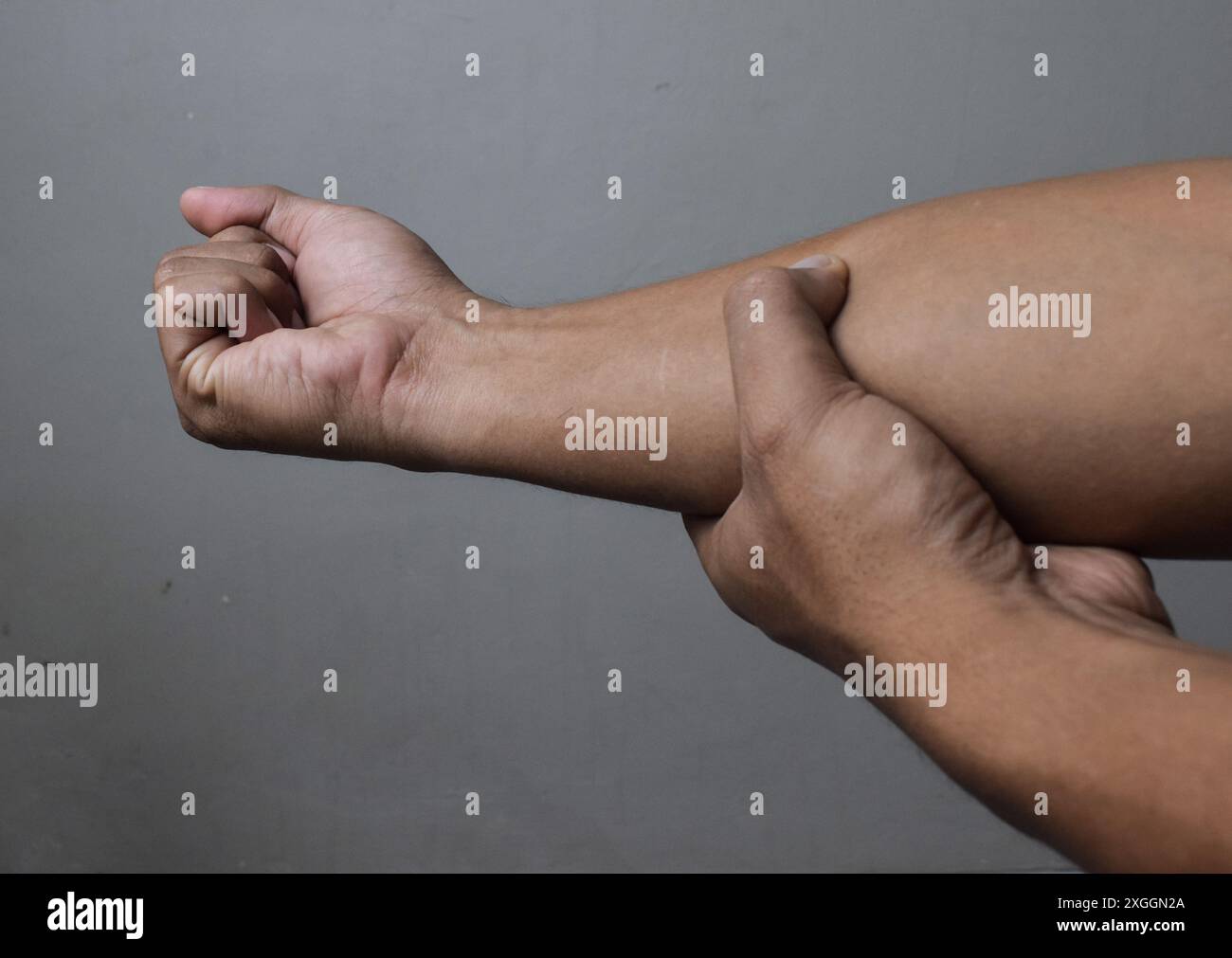 Dolore al polso, controllo del polso, concetto medico e sanitario Foto Stock
