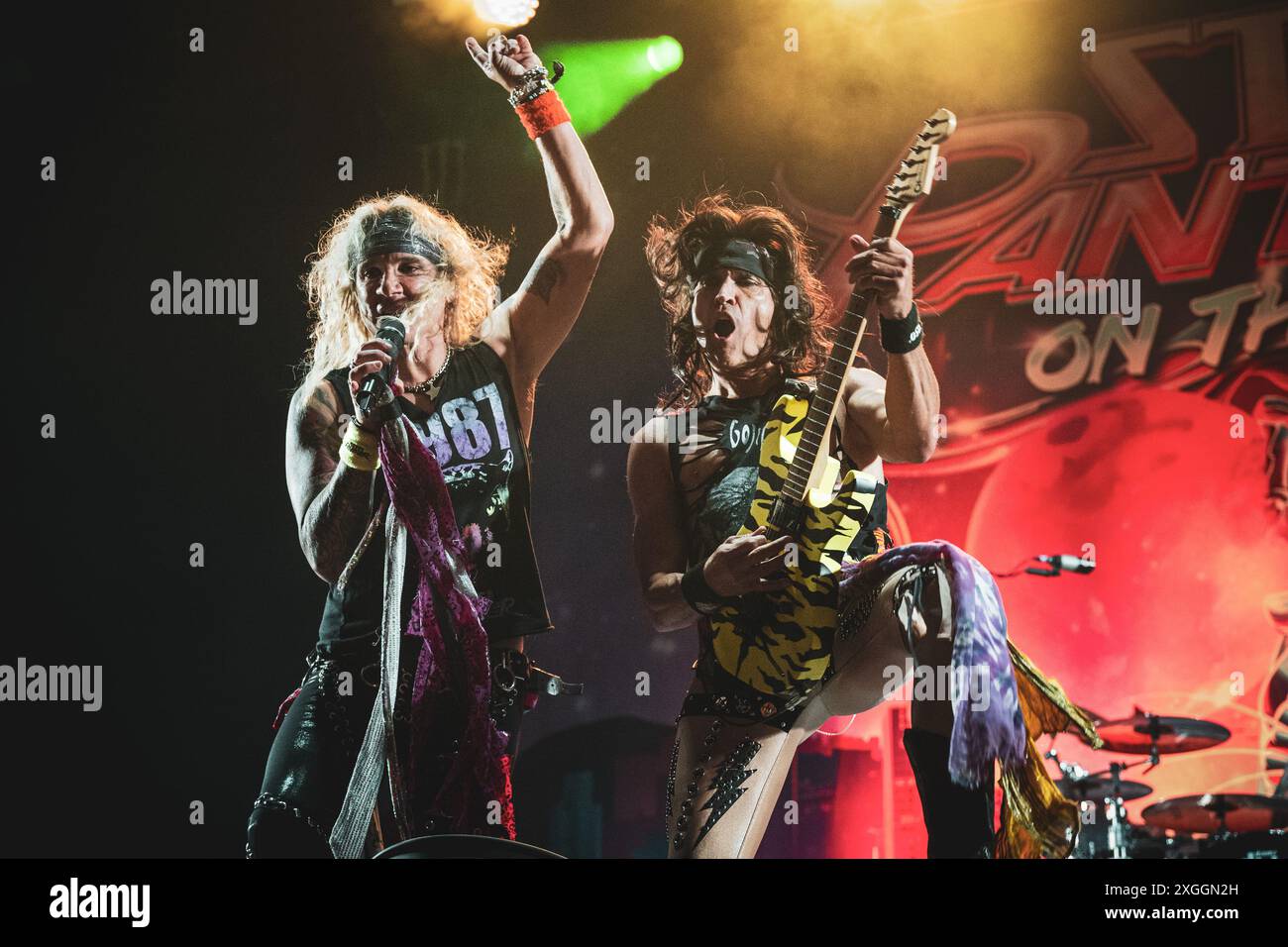 DANIMARCA COPENAGHEN, COPENHELL FESTIVAL 19 GIUGNO: Michael Starr (vero nome Ralph Saenz) e Satchel (Real Russ Parrish) della band statunitense Steel Panther, che si esibiscono dal vivo al Copenhell Festival 2024 Foto Stock