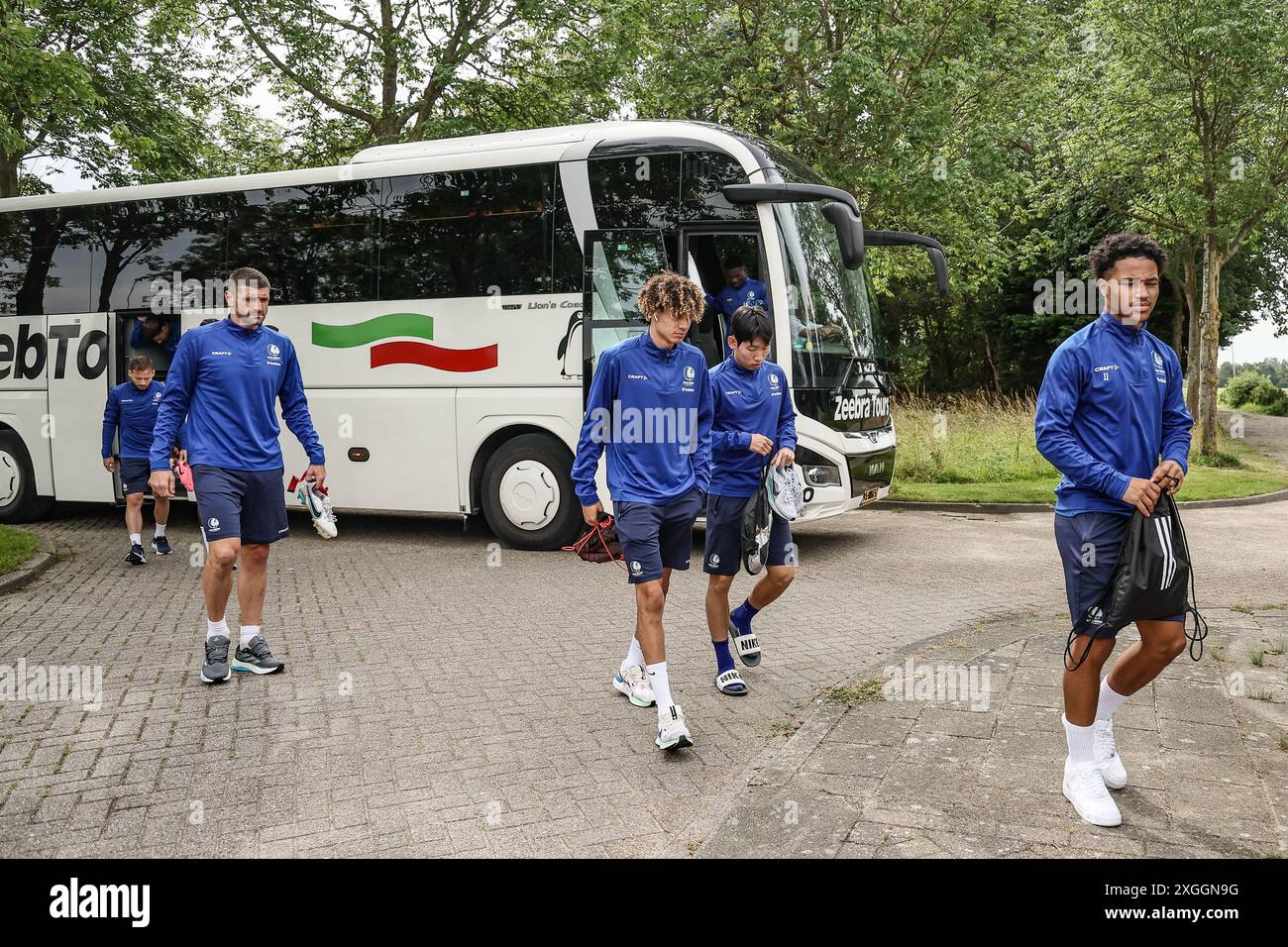 I giocatori di Gent arrivano per il campo di allenamento estivo della squadra belga di calcio di prima divisione KAA Gent a Burgh-Haamstede, nei Paesi Bassi, martedì 9 luglio 2024, per prepararsi alla prossima stagione 2024-2025. FOTO DEL BELGA BRUNO FAHY Foto Stock