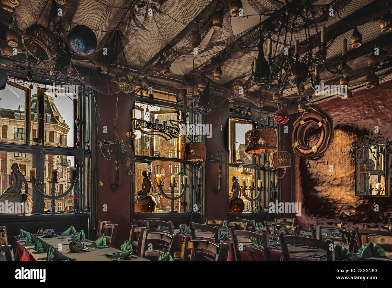 La sirena di Copenaghen e il vecchio porto di pescatori di Nyhavn, due icone della città. Danimarca. Foto Stock