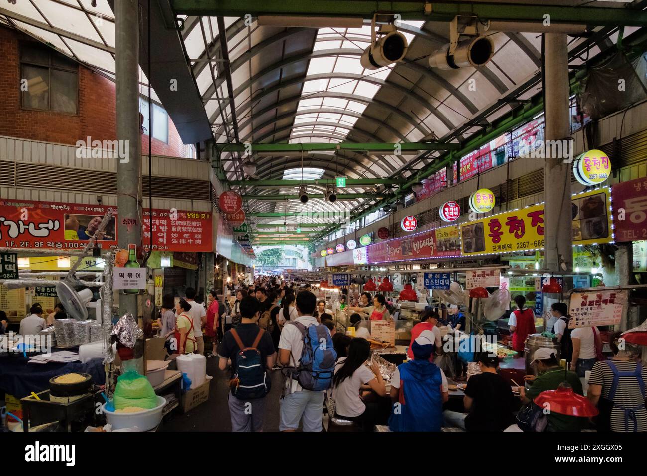 Vivace scena di un affollato mercato coreano tradizionale, che mostra la cultura e il commercio locali Foto Stock