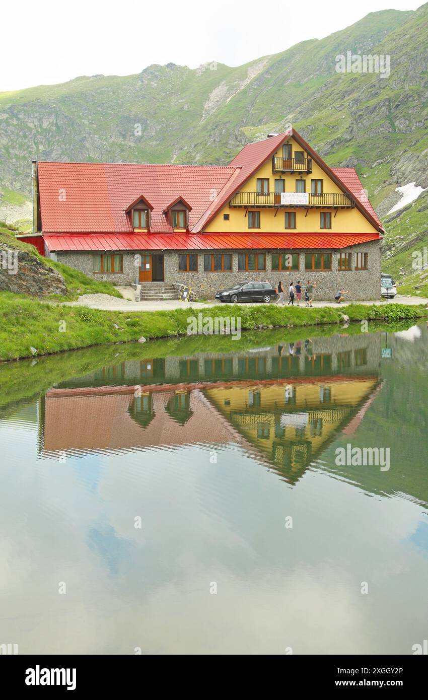 Alloggi per le vacanze al lago Balea, vicino alla strada Transfagarasan nei Monti Carpazi, Transilvania, contea di Sibiu, Romania Foto Stock