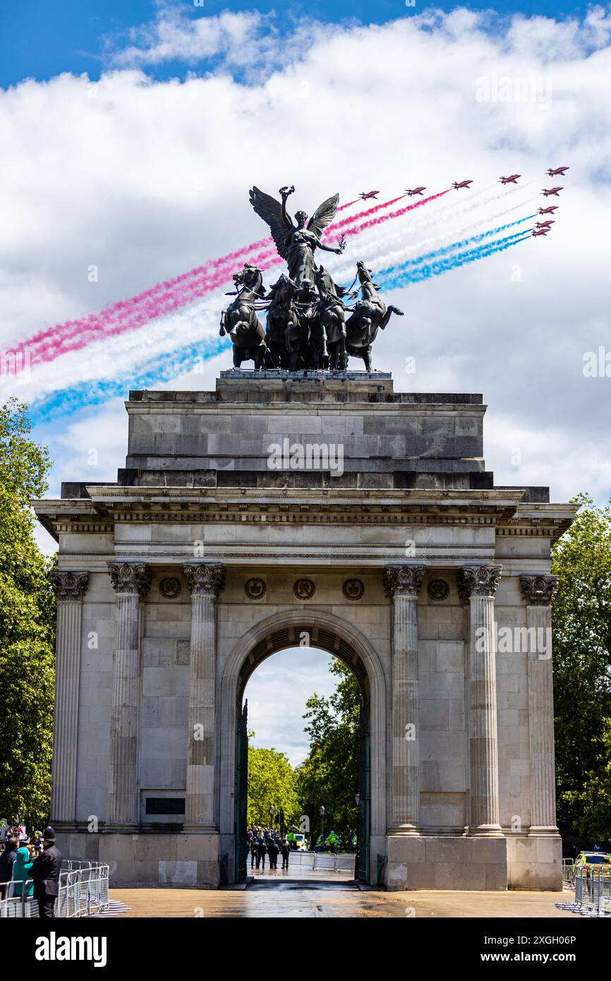 Il team di volo Red Arrows utilizza BAE Systems Hawk T1 sorvola Wellington Arch a Londra per celebrare il sorvolo del compleanno di sua Maestà Re Carlo Foto Stock