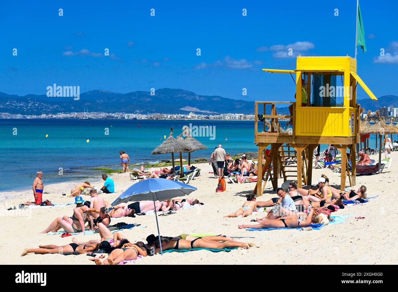 Stazione di guardia gialla in un caldo giorno di maggio (2024) nella località turistica di El Arenal, Playa de Palma, Maiorca, Spagna Foto Stock