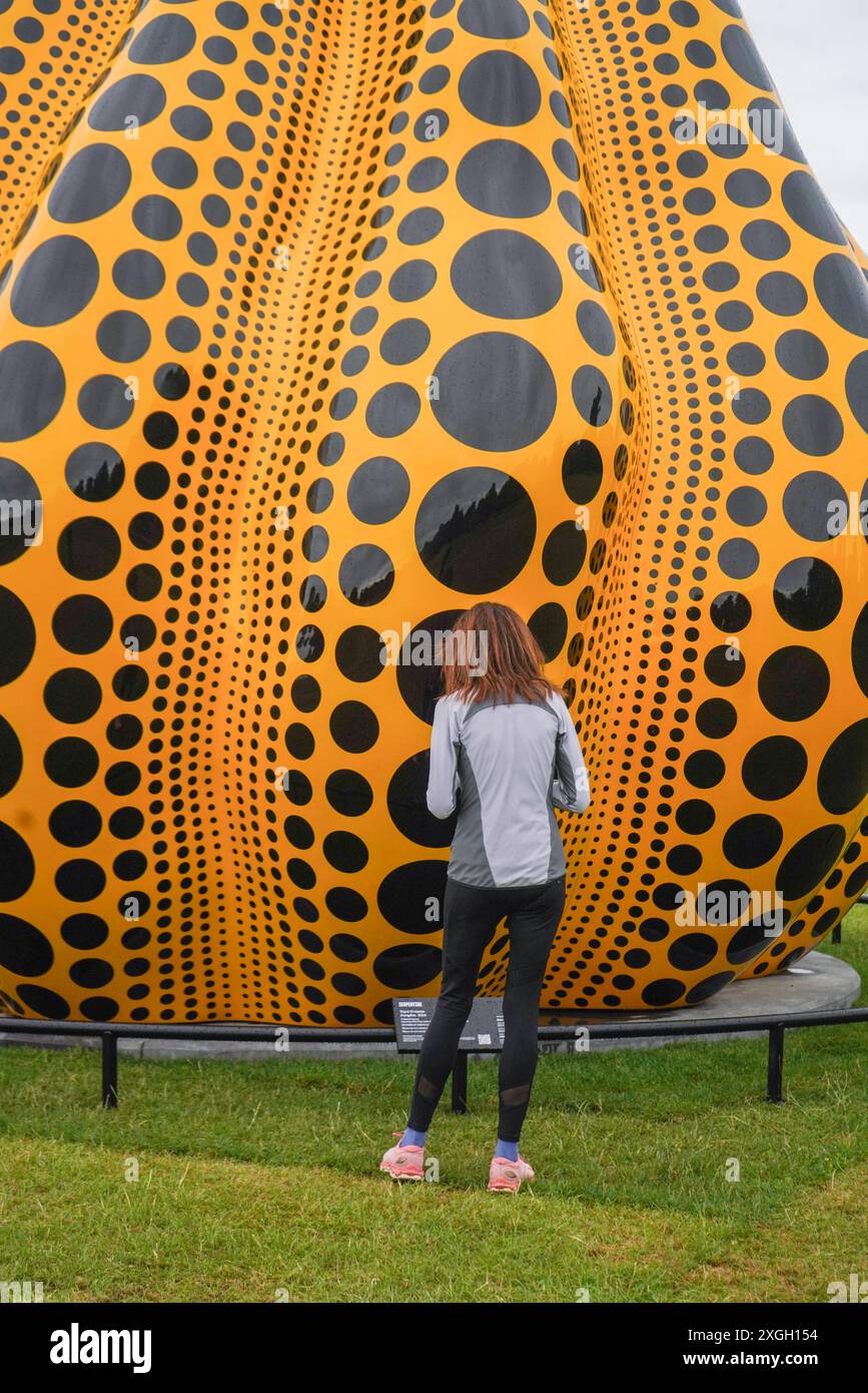 Londra, Regno Unito. 9 luglio 2024 . Pumpkin, 2024, di Yayoi Kusama,. L'installazione è stata realizzata per gentile concessione di Ota fine Arts, Victoria Miro e David Zwirner ed è stata organizzata dalla Serpentine Gallery ed esposta ai Kensington Gardens dal 9 luglio al 3 novembre 2024 Credit: Amer Ghazzal/Alamy Live News Foto Stock