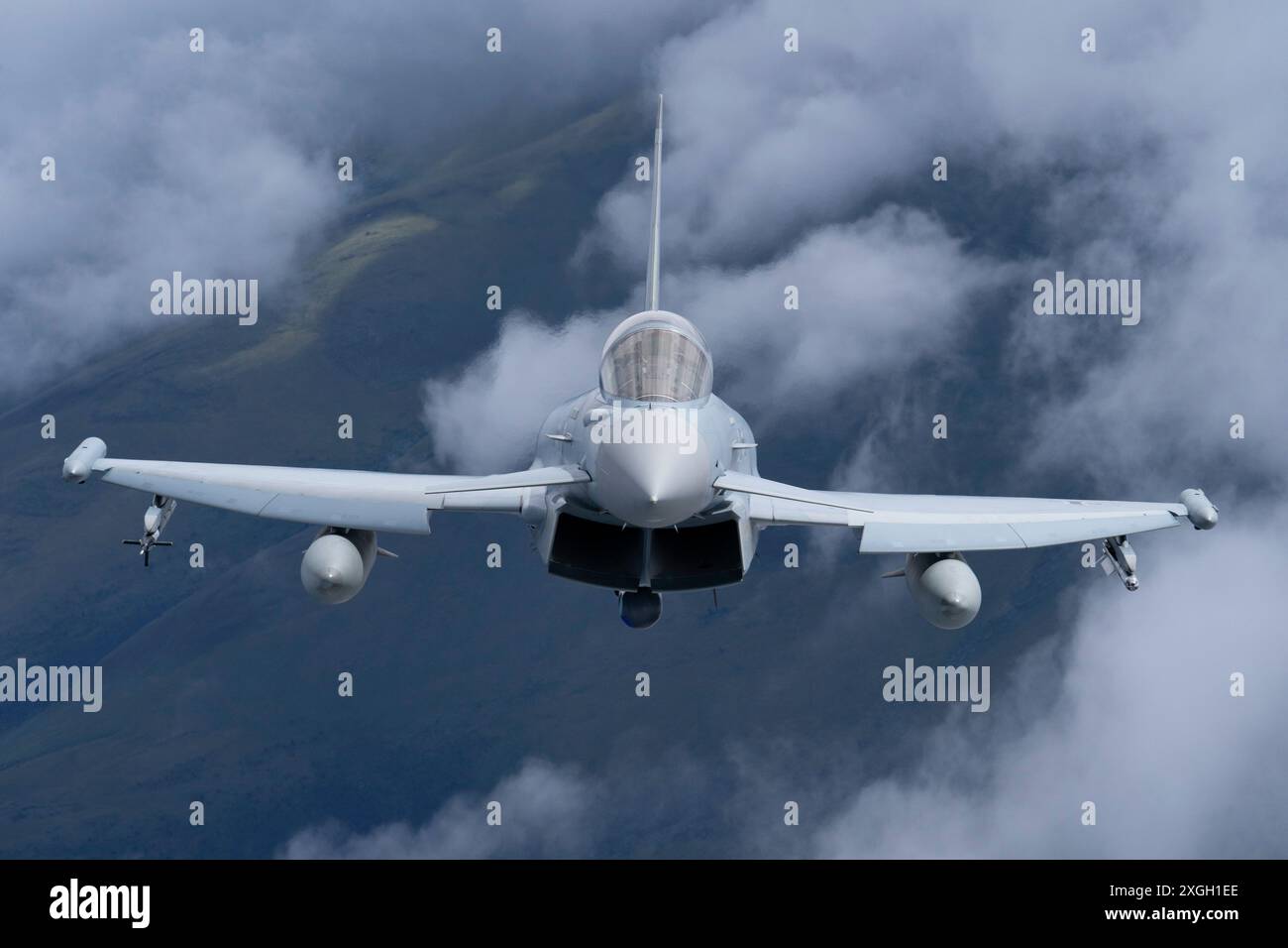 Un Eurofighter Typhoon dell'aeronautica tedesca vola sull'Alaska durante l'esercitazione Arctic Defender 24 presso Joint base Elmendorf-Richardson, Alaska, 8 luglio 2024. Foto Stock