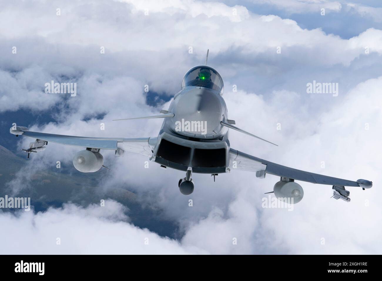 Un Eurofighter Typhoon dell'aeronautica tedesca vola sull'Alaska durante l'esercitazione Arctic Defender 24 presso Joint base Elmendorf-Richardson, Alaska, 8 luglio 2024. Foto Stock