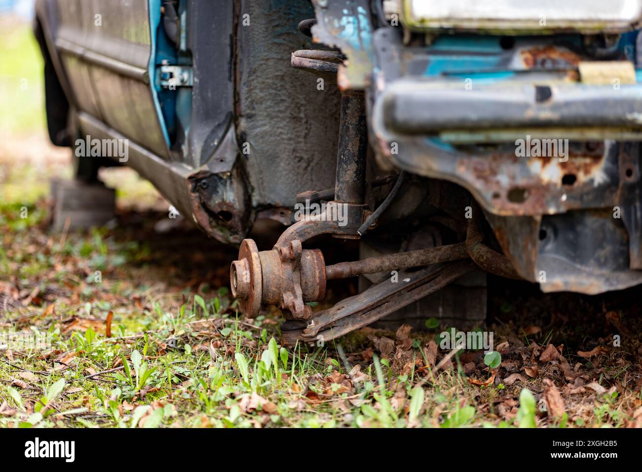 Dettaglio dell'assale della vettura con fuso a snodo, giunto sferico e altre parti Foto Stock