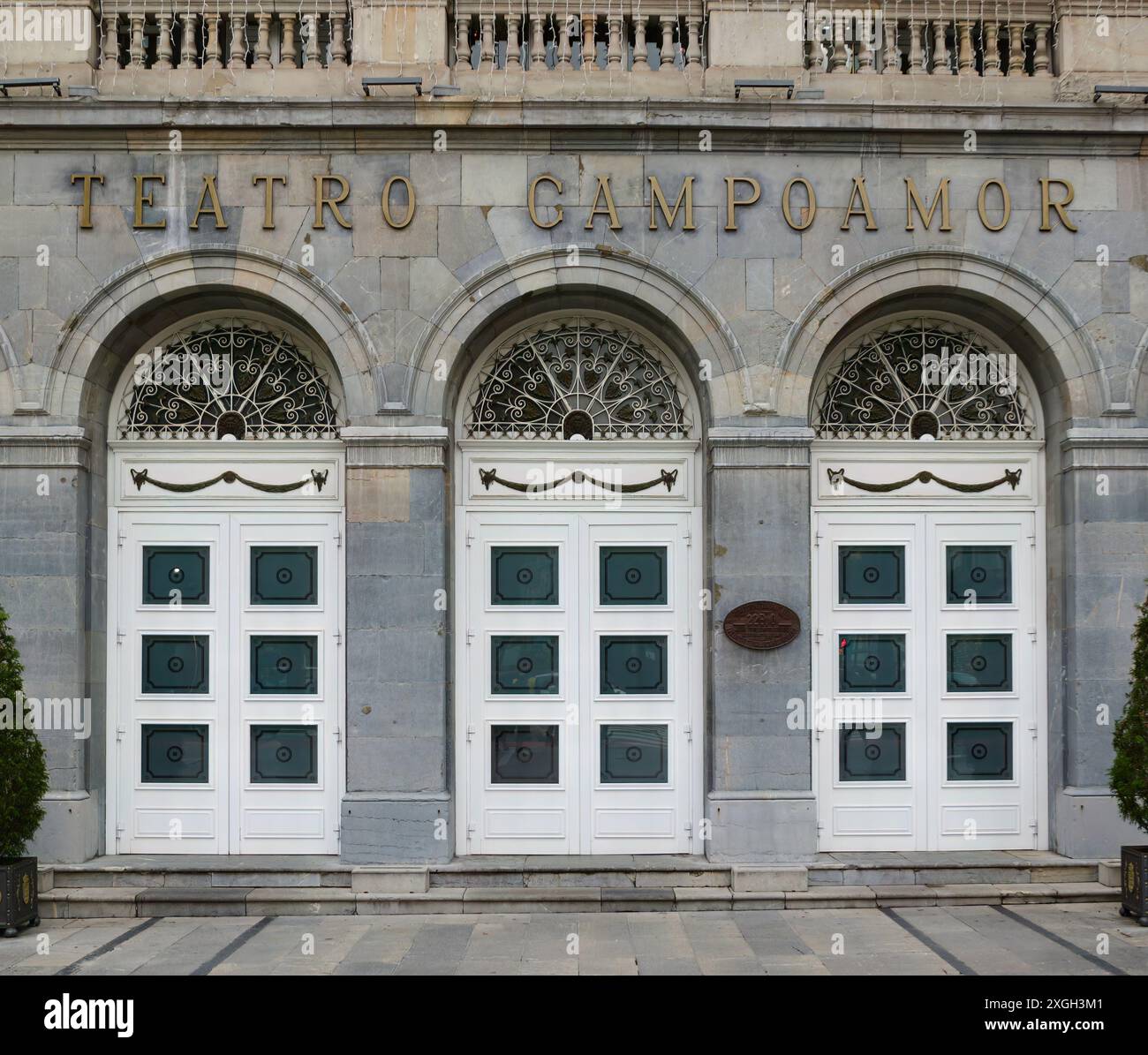 Porte all'ingresso del Teatro Campoamor, dove si svolge la cerimonia di premiazione della Principessa delle Asturie, Oviedo Asturias, Spagna Foto Stock