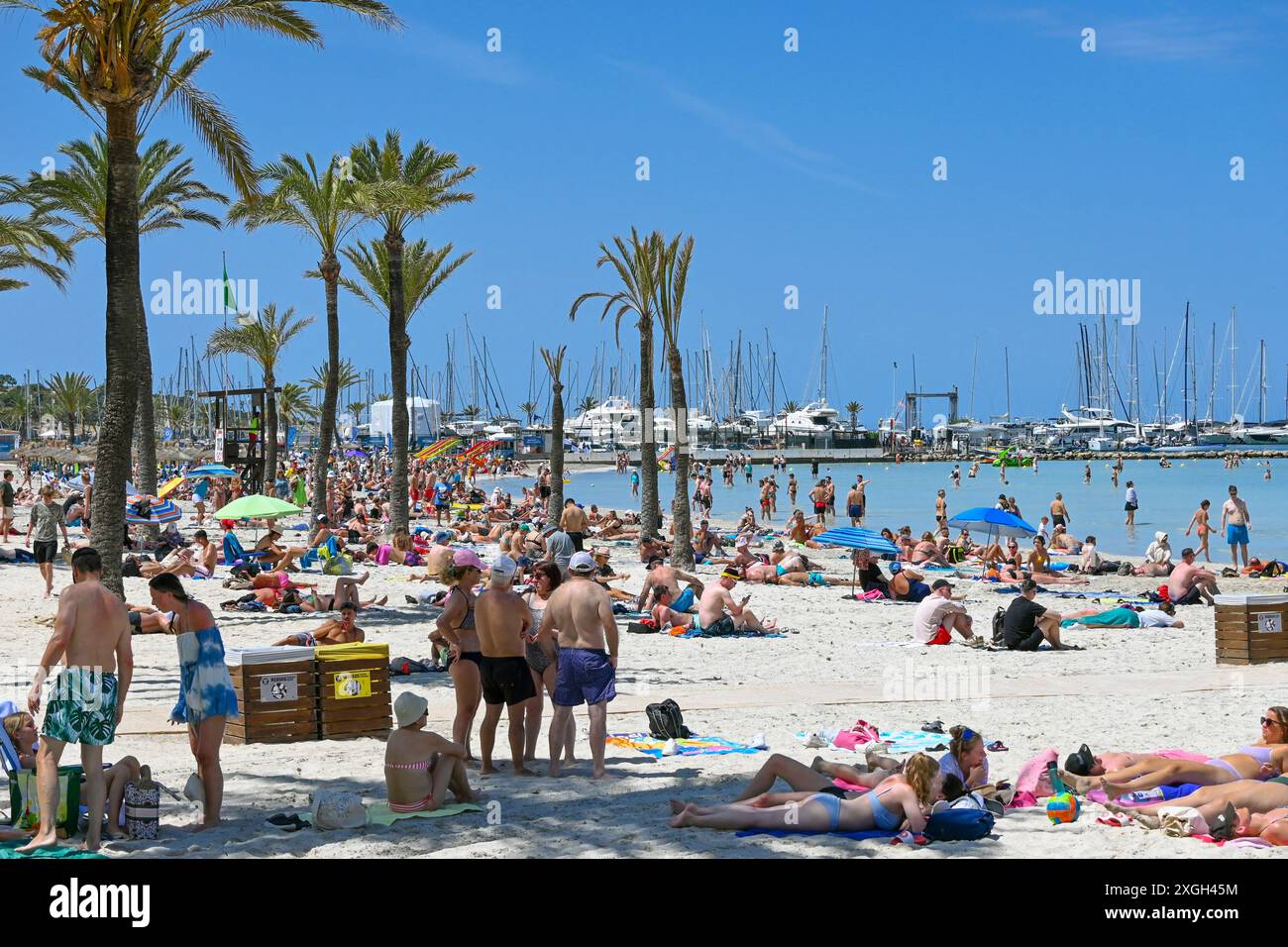 Spiaggia affollata in una calda giornata di sole a maggio 2024, a El Arenal, Playa de Palma, Maiorca, Baleari, Spagna Foto Stock
