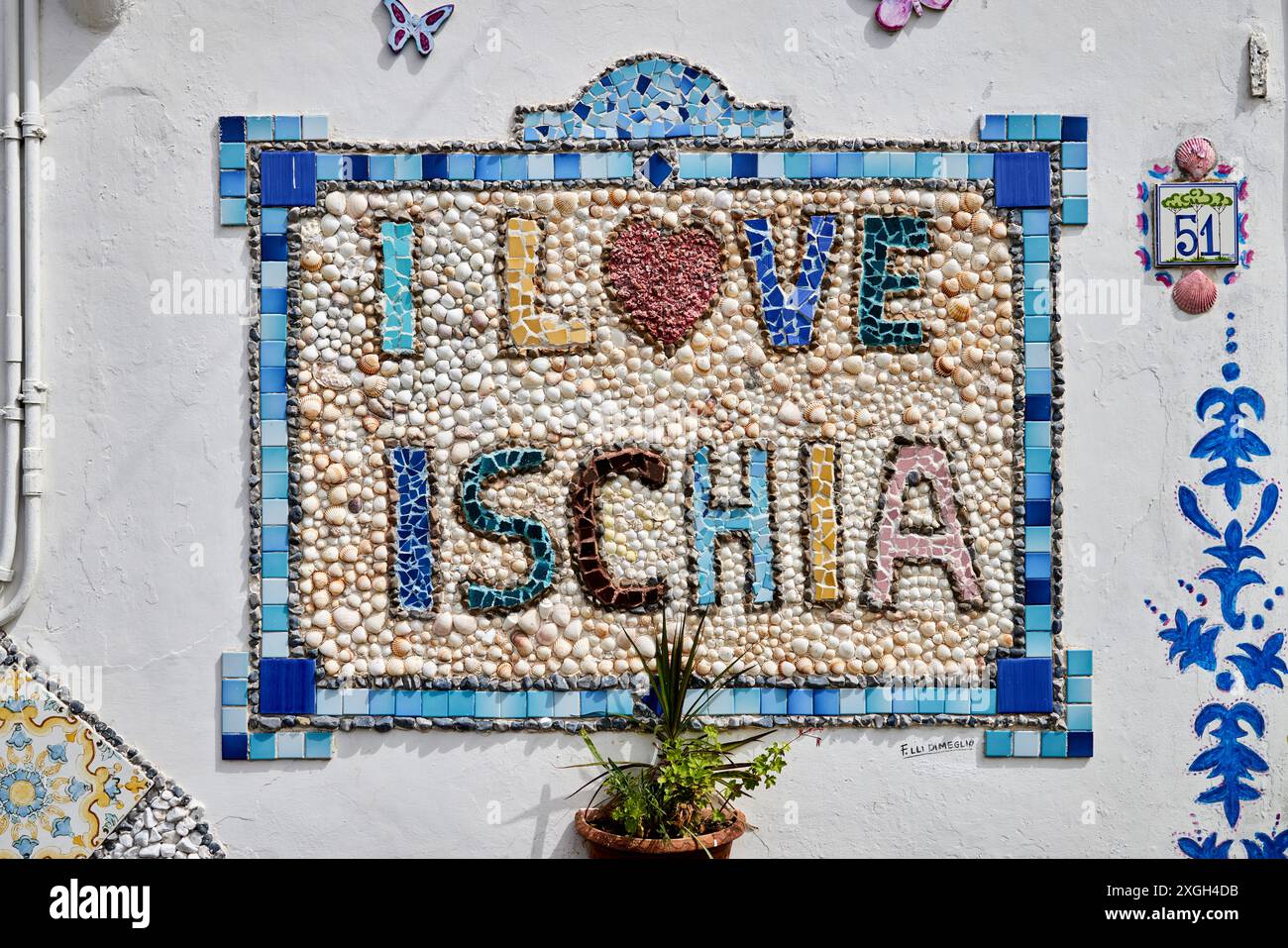 Ischia Port piastrelle accoglienti su un muro vicino Foto Stock