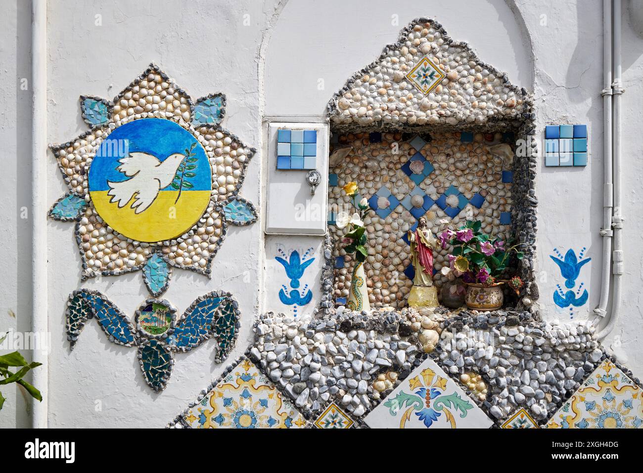 Ischia Port piastrelle accoglienti su un muro vicino Foto Stock