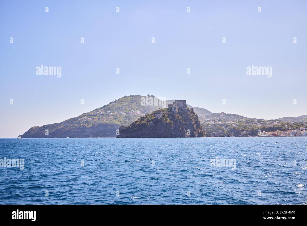 Il Castello Aragonese d'Ischia è una maestosa fortezza medievale situata su un isolotto roccioso collegato all'isola di Ischia da un ponte in pietra Foto Stock