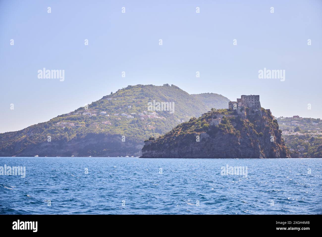 Il Castello Aragonese d'Ischia è una maestosa fortezza medievale situata su un isolotto roccioso collegato all'isola di Ischia da un ponte in pietra Foto Stock