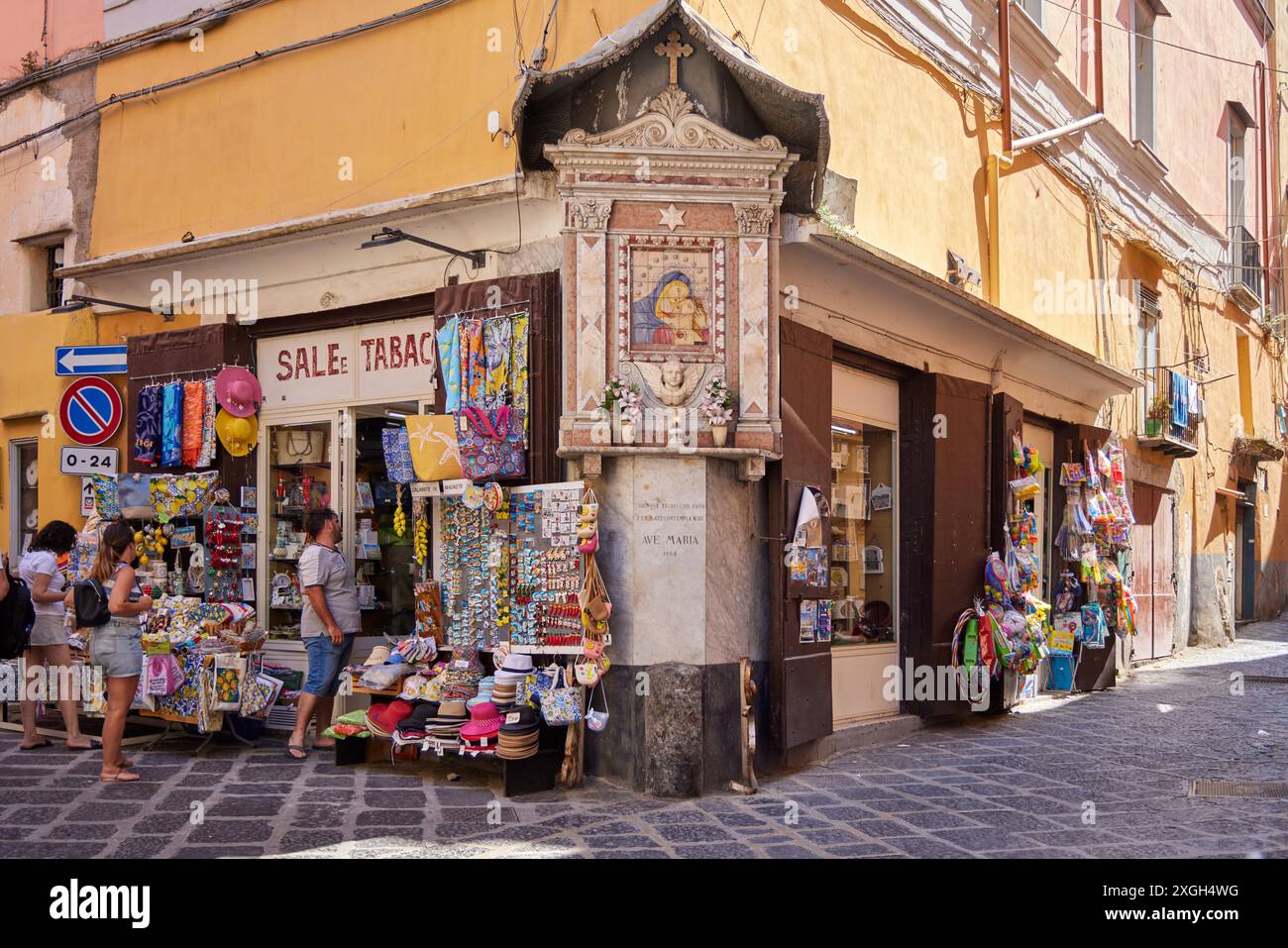 Procida è un'isola incantevole nella baia di Napoli, in Italia, conosciuta per le sue case vibranti, dai colori pastello e i pittoreschi porti. Foto Stock
