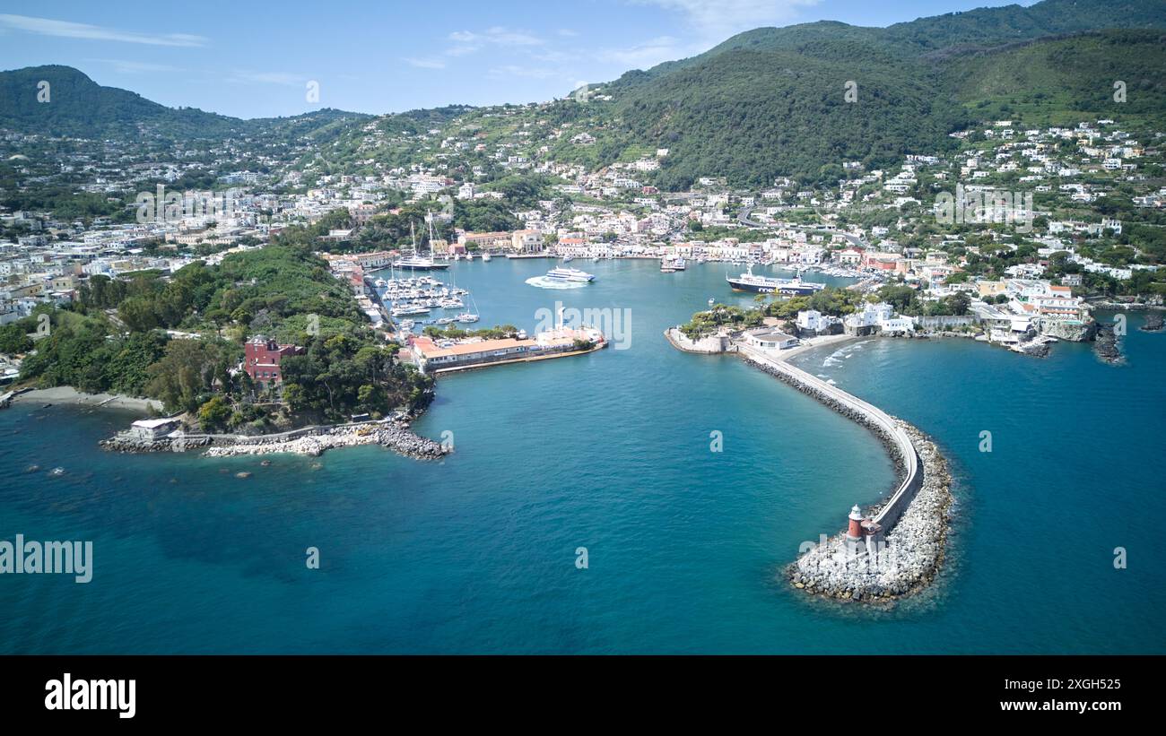 Il Porto di Ischia è un vivace centro marittimo situato sull'isola di Ischia, in Italia, rinomato per il suo paesaggio costiero panoramico e per il suo significato storico Foto Stock