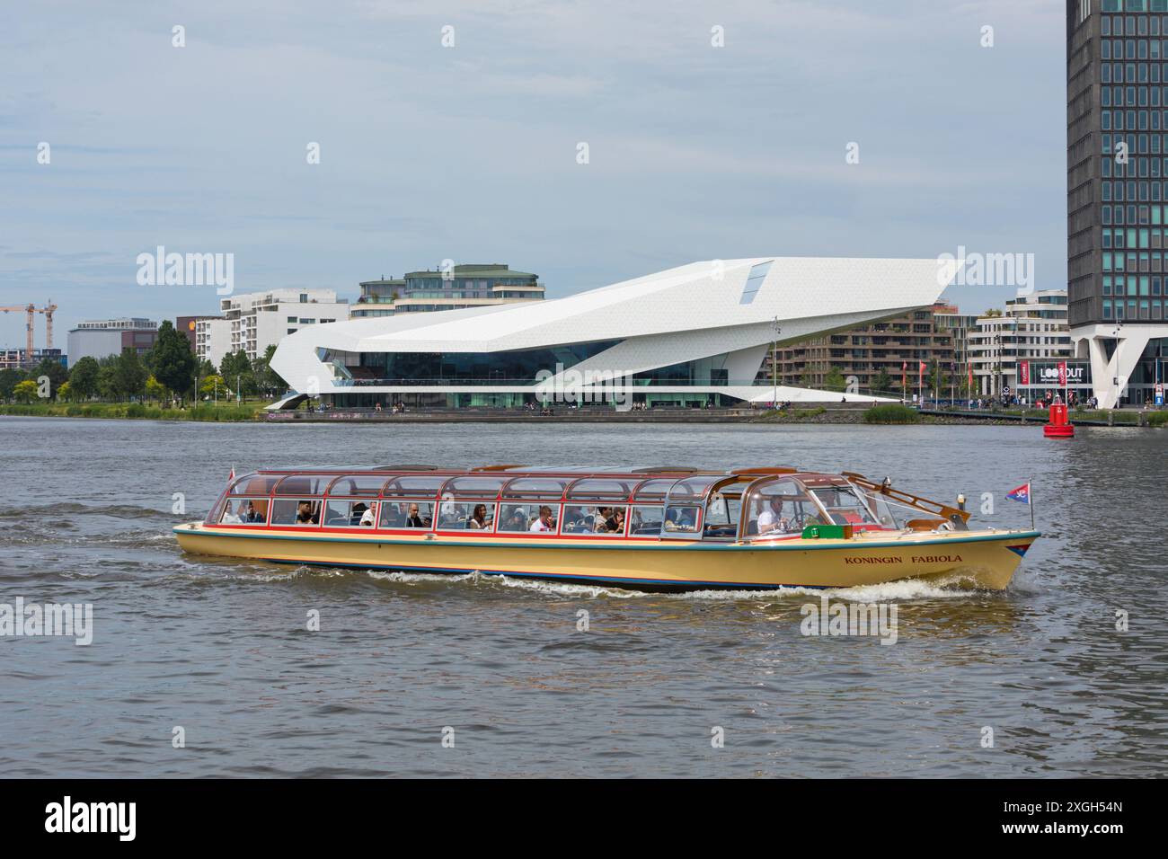 Barca turistica passando davanti all'istituto cinematografico EYE di Amsterdam Foto Stock