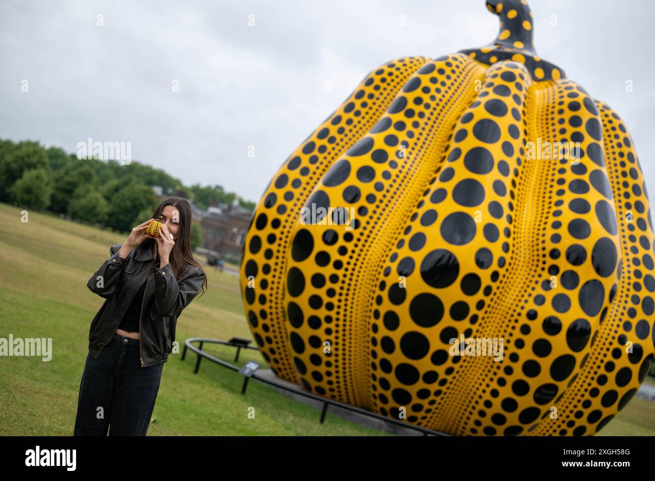 Londra, Regno Unito, 9 luglio 2024, Una nuova scultura su larga scala dell'artista giapponese Yayoi Kusama è stata inaugurata vicino al Round Pond nei Kensington Gardens. Sarà in mostra fino al 3 novembre 2024. È un ritorno al Serpentine per Kusama dopo aver avuto una mostra retrospettiva nel 2000., Andrew Lalchan Photography/Alamy Live News Foto Stock
