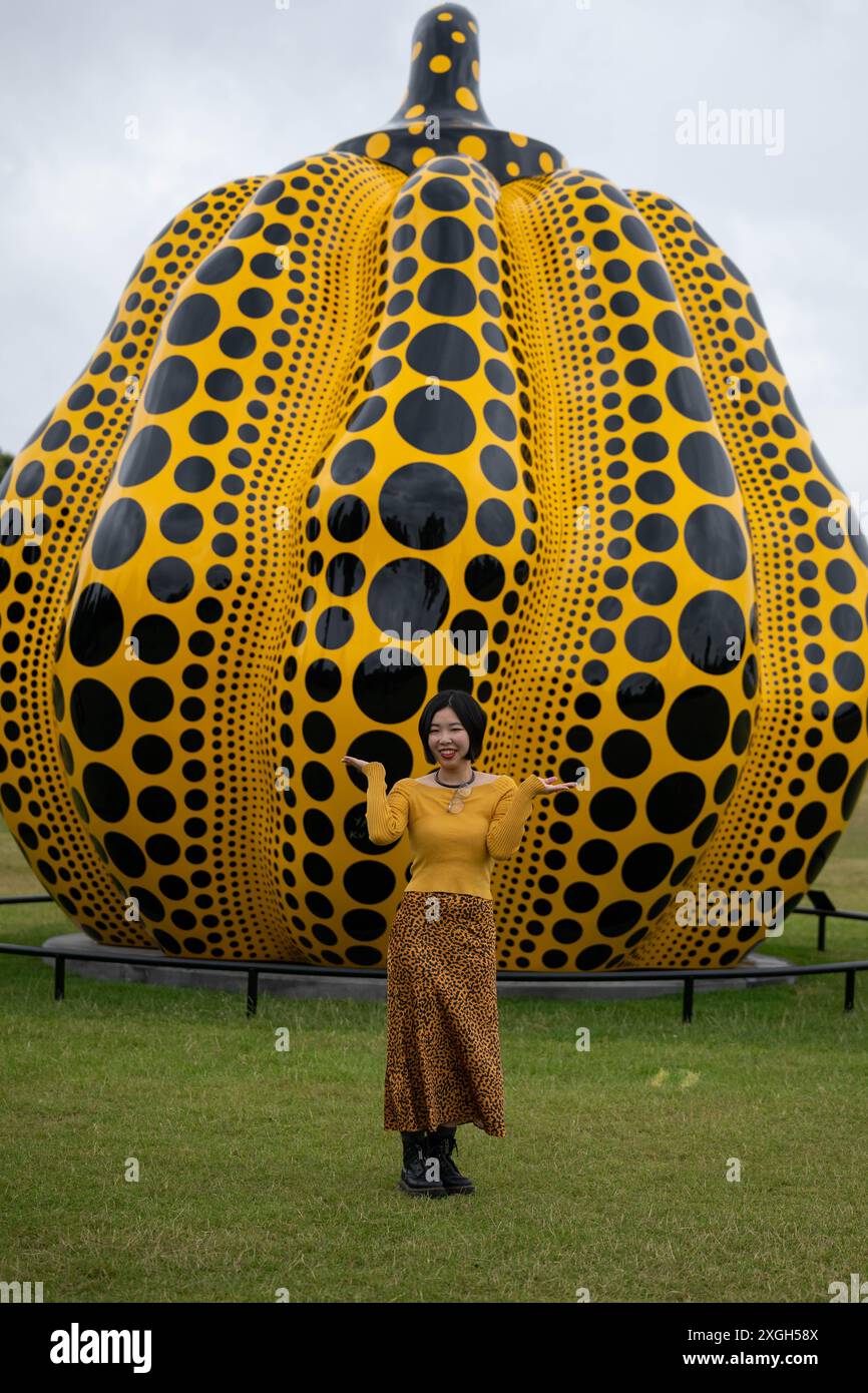 Londra, Regno Unito, 9 luglio 2024, Una nuova scultura su larga scala dell'artista giapponese Yayoi Kusama è stata inaugurata vicino al Round Pond nei Kensington Gardens. Sarà in mostra fino al 3 novembre 2024. È un ritorno al Serpentine per Kusama dopo aver avuto una mostra retrospettiva nel 2000., Andrew Lalchan Photography/Alamy Live News Foto Stock