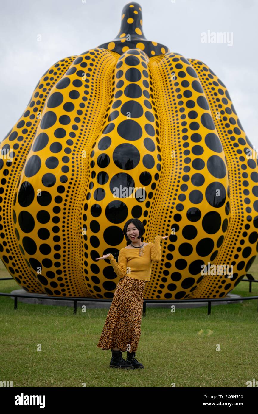 Londra, Regno Unito, 9 luglio 2024, Una nuova scultura su larga scala dell'artista giapponese Yayoi Kusama è stata inaugurata vicino al Round Pond nei Kensington Gardens. Sarà in mostra fino al 3 novembre 2024. È un ritorno al Serpentine per Kusama dopo aver avuto una mostra retrospettiva nel 2000., Andrew Lalchan Photography/Alamy Live News Foto Stock