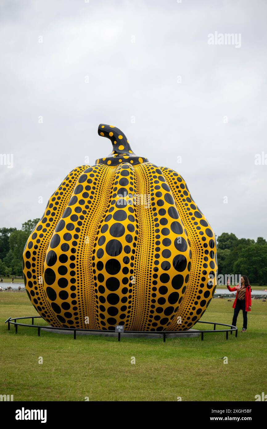 Londra, Regno Unito, 9 luglio 2024, Una nuova scultura su larga scala dell'artista giapponese Yayoi Kusama è stata inaugurata vicino al Round Pond nei Kensington Gardens. Sarà in mostra fino al 3 novembre 2024. È un ritorno al Serpentine per Kusama dopo aver avuto una mostra retrospettiva nel 2000., Andrew Lalchan Photography/Alamy Live News Foto Stock