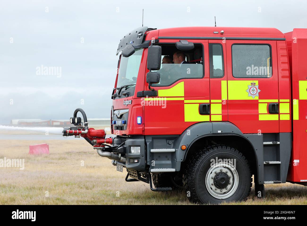 Il principe di Galles, Royal Honorary Air Commodore, RAF Valley, prende parte ad un esercizio simulato di reazione al fuoco durante una visita alla base aerea della RAF Valley ad Anglesey, per la prima volta da quando ha assunto il ruolo di re Carlo III. Data foto: Martedì 9 luglio 2024. Foto Stock