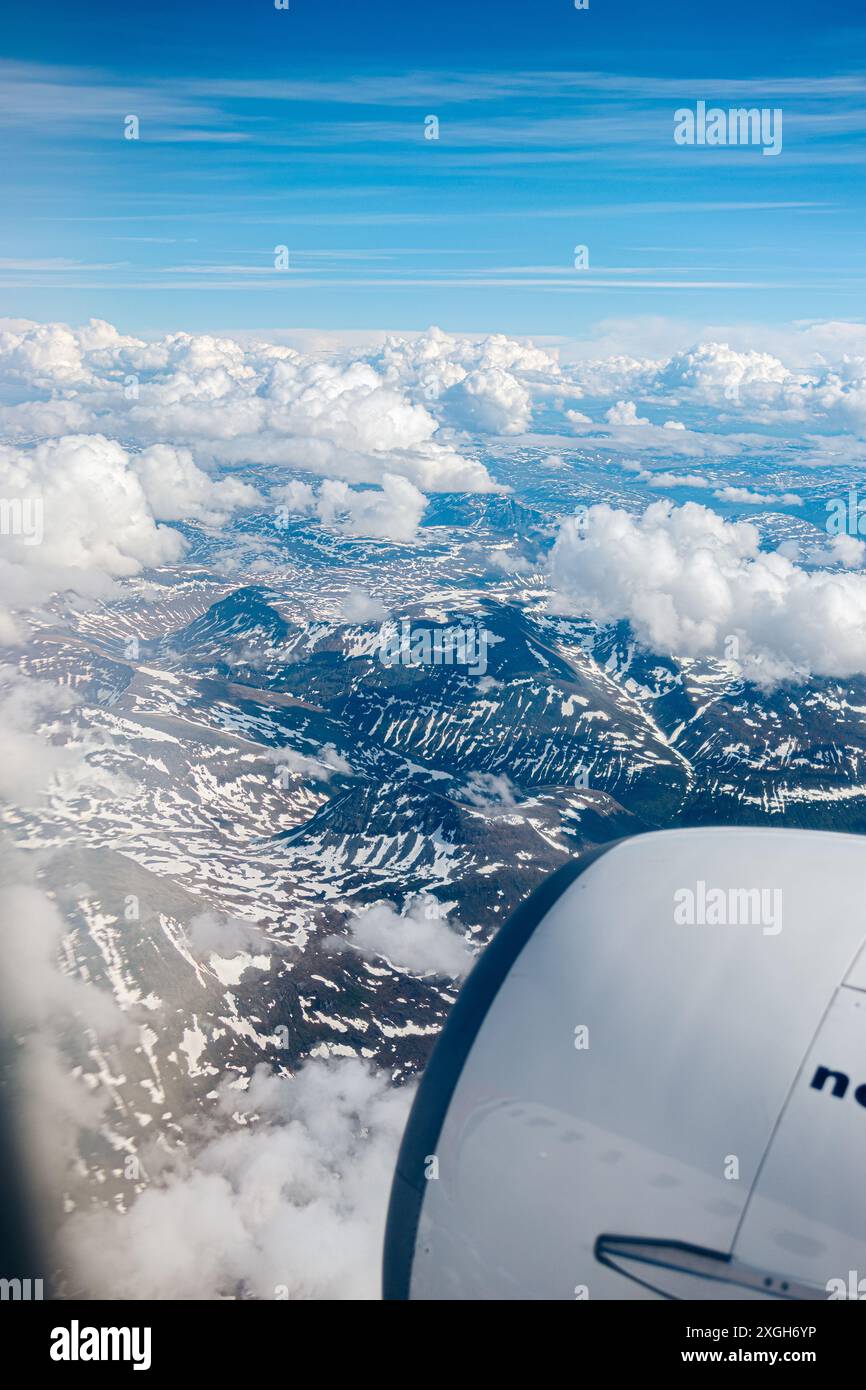 Vista da un aeroplano di montagne infinite nel nord della Norvegia, con motore aereo in primo piano Foto Stock