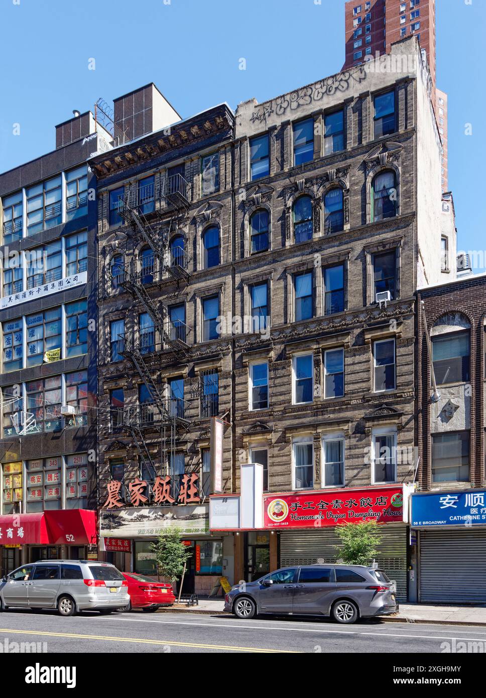 NYC Chinatown: 54 e 56 East Broadway, un paio di condomini a sei piani in mattoni e terracotta, con ristoranti cinesi. Foto Stock