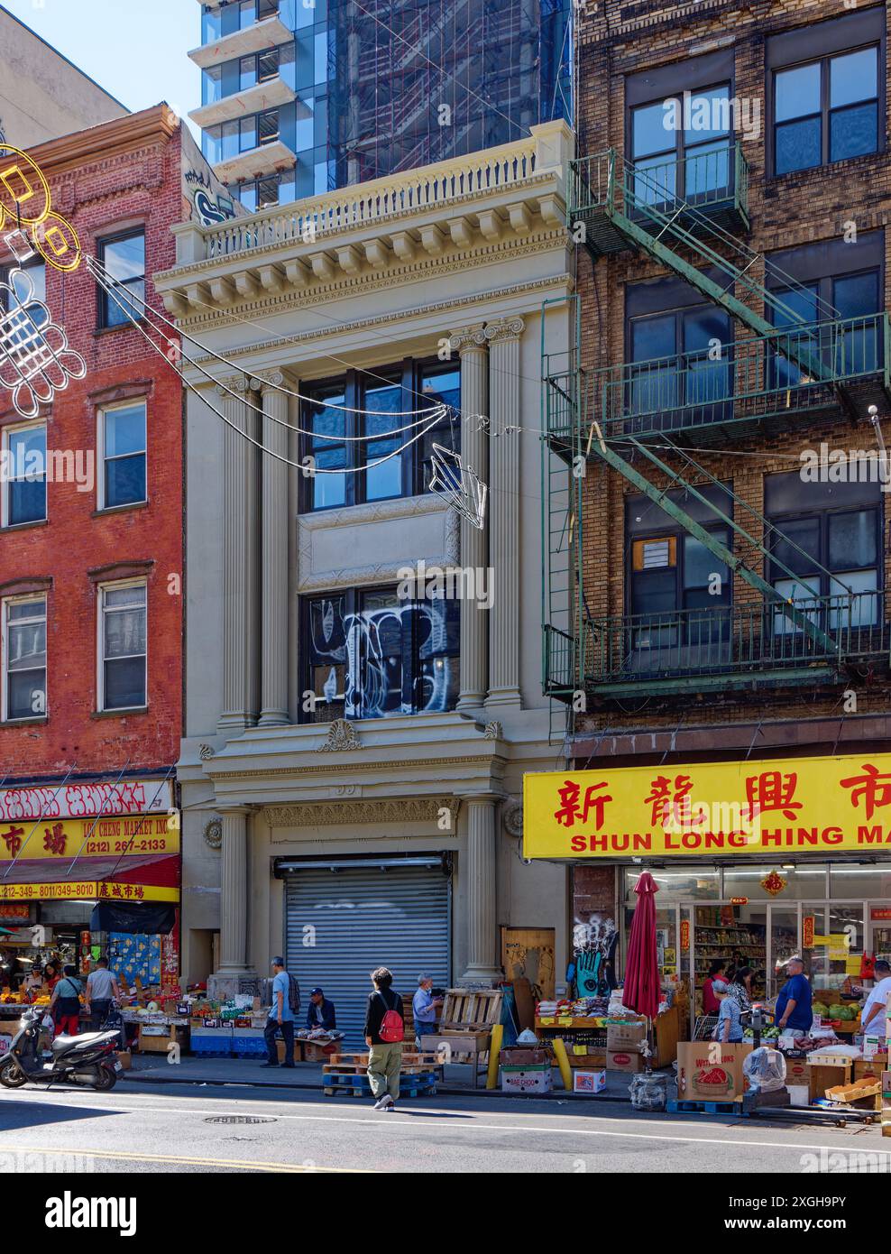 NYC Chinatown: Caserma dei vigili del fuoco volontario, Quarters Engine Company 9, al 55 di East Broadway, convertito in uso commerciale. Foto Stock