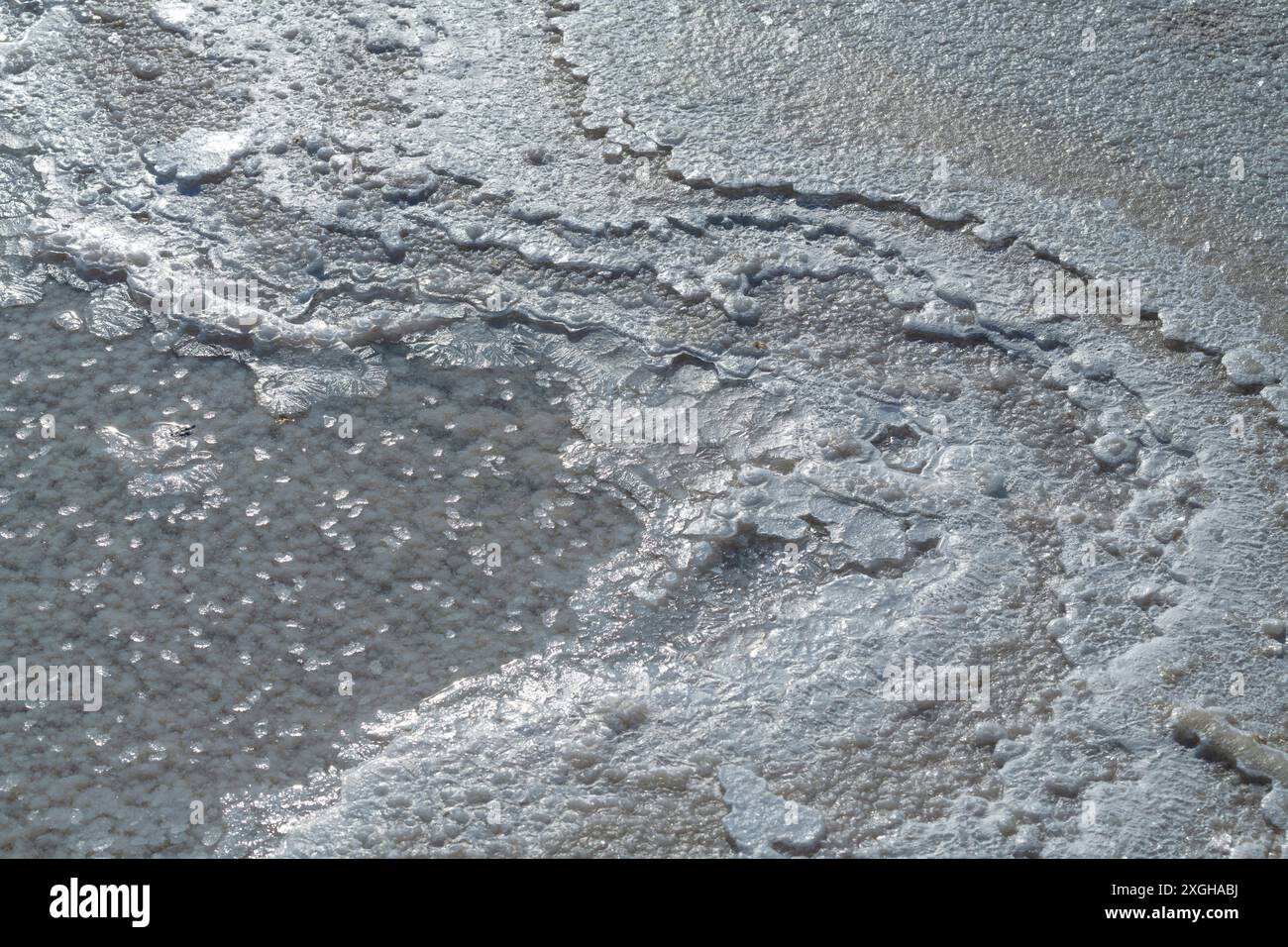 Formazione di cristalli di sale naturali sul lago salato Baskunchak. Regione di Astrakhan, Russia Foto Stock