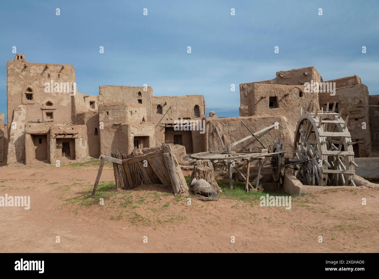 REGIONE DI ASTRAKHAN, RUSSIA - 7 MAGGIO 2024: Ricostruzione di Sarai-Batu - la capitale medievale dell'Orda d'Oro. Decorazioni cinematografiche per il film 'Orda Foto Stock