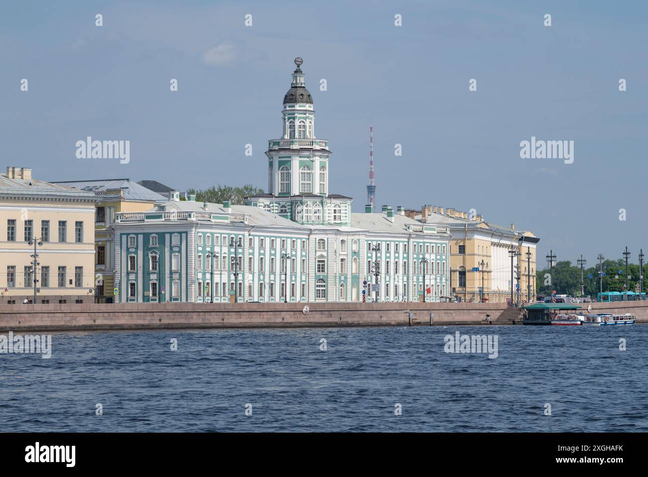 SAN PIETROBURGO, RUSSIA - 2 GIUGNO 2024: Vista dell'antico edificio della Kunstkamera sull'argine dell'Universitetskaya il giorno di giugno Foto Stock